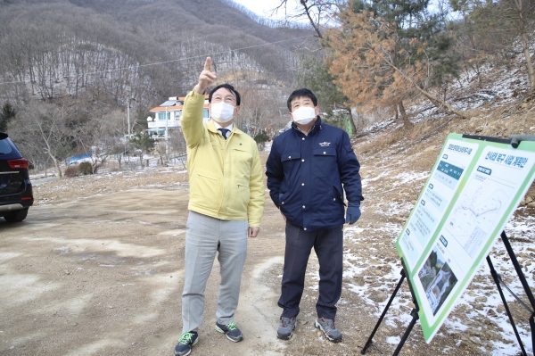 박상돈 천안시장이 지난 17일 병천면 봉항리 일원 산사태 복구작업 현장을 찾아 직원들에게 올해 집중호우 시기 전 복구 작업이 마무리될 수 있도록 노력해 달라고 주문하고 있다.