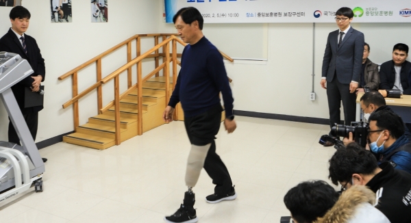 지난해 중앙보훈병원 로봇 의족 시연 행사 모습.