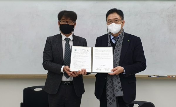 대전대학교 LINC+사업단 이영환 단장(오른쪽)과 (주)휴먼바이오 정주영 대표.