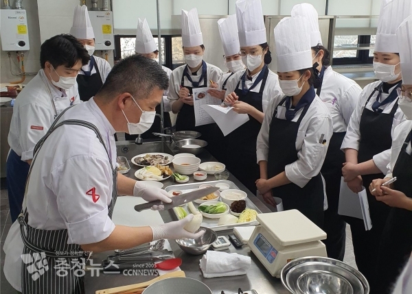 특성화고 혁신지원사업으로 예산예화여고에서 조리실무자 실기지도를 하고 있다.