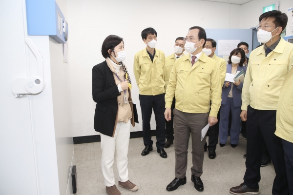 박상돈 천안시장이 22일 충남 우선선정 접종센터로 결정된 실내테니스장을 방문해 현장을 점검하고 있다.