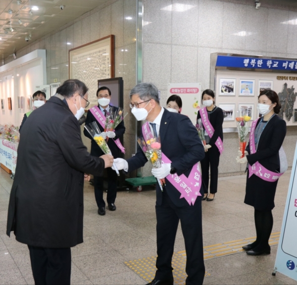 22일 대전교육청 로비에서 꽃 나눔 행사 모습