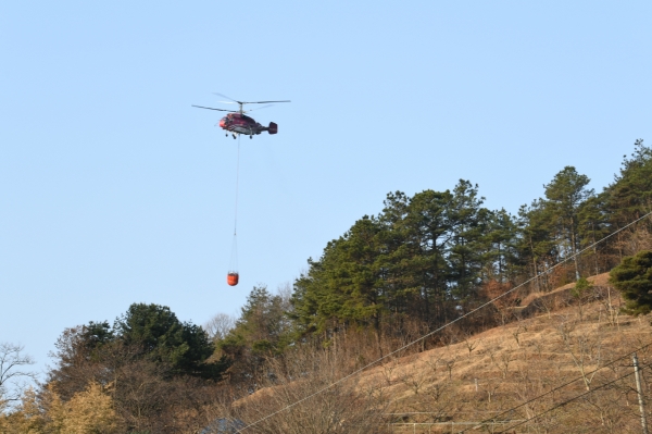 지난 21일 발생한 벌곡면 덕목리 산불 진화를 위해 소방헬기가 이동 중이다
