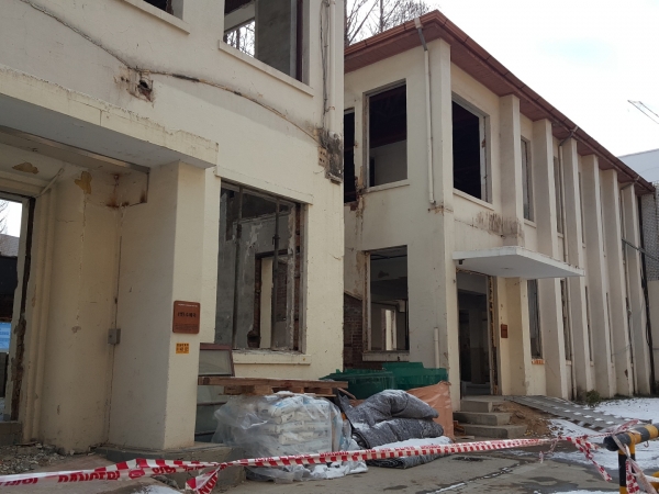 옛 충남도청 일부 건물이 훼손된 모습.