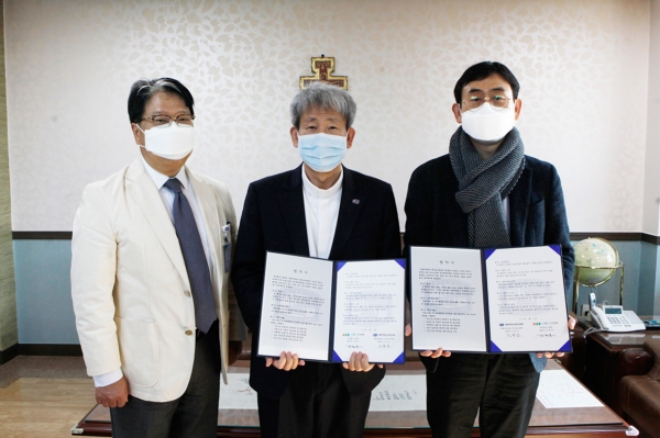 대전성모병원-웰니스병원 업무협약. 김용남병원장(사진 가운데), 김철준병원장(사진 오른쪽