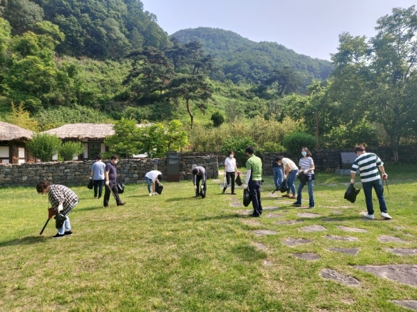 지난해 어남동 신채호 생가 인근에서 환경개선봉사활동을 실시한 중구청 공무원