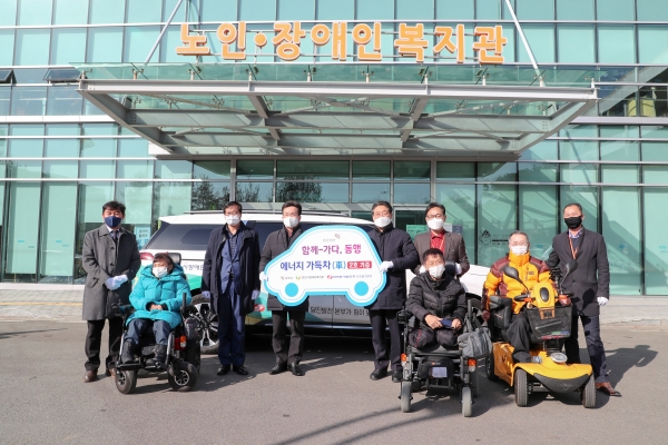 23일 당진시 농어촌지역 거주  장애인을 위한 차량지원사업의 일환으로 7인승 차량 1대를 당진시장애인복지관에 전달