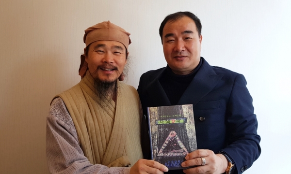 다연이 아빠 김봉곤 훈장과 (주)충청뉴스 자회사 아우라북스 김거수 대표