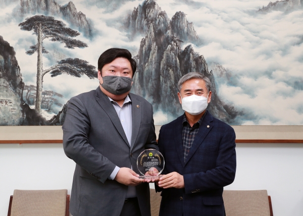 대전시의회 손희역 복지환경위원장이 23일 박흥용 대덕구새마을회 회장으로부터 감사패를 받고 있다.