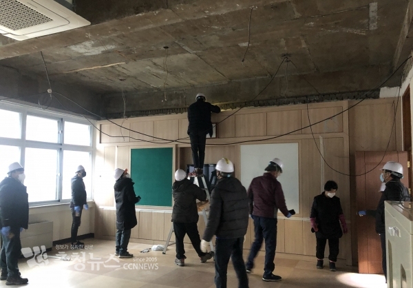 공주정명학교에서 외부전문가와 교육공동체가 참여하는 점검단이 최종잔존물 조사 등 석면제거를 세밀하게 확인하고 있다.