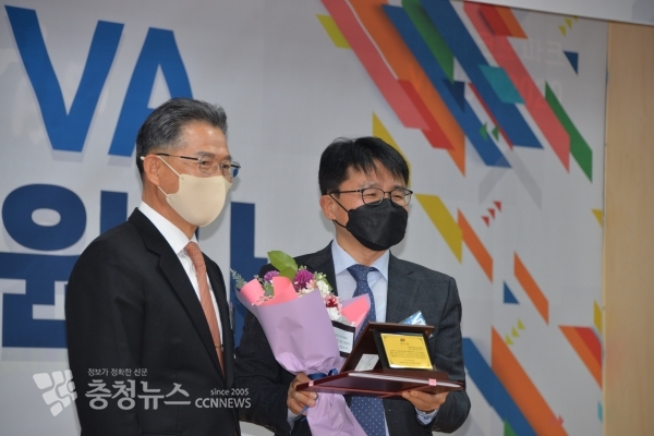 신임 김병순 회장으로 감사패를 받고 있는 박찬구 회장