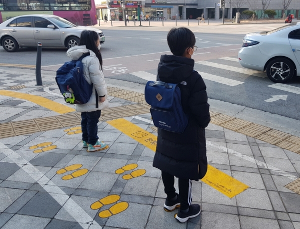 노란발자국 설치 모습