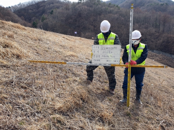 저수지 사면 상태 및 기울기 조사 모습