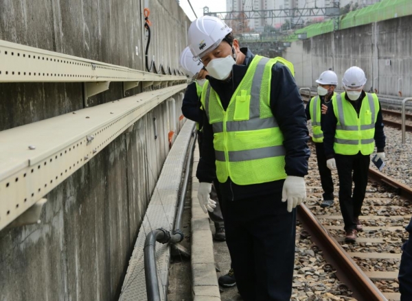 지난 24일, 대전도시철도공사 김인술 기술이사(사진 정면)와 간부직원들이 외삼차량기지에서 해빙기 안전점검을 실시하고 있다.