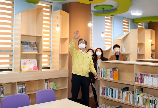 25일 유성도서관을 방문한 정용래 유성구청장이 현장점검을 실시하고 있다