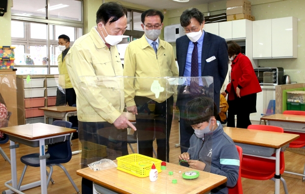 설동호 대전시교육감이 25일 서대전초를 방문해 학교 방역상황을 점검했다.