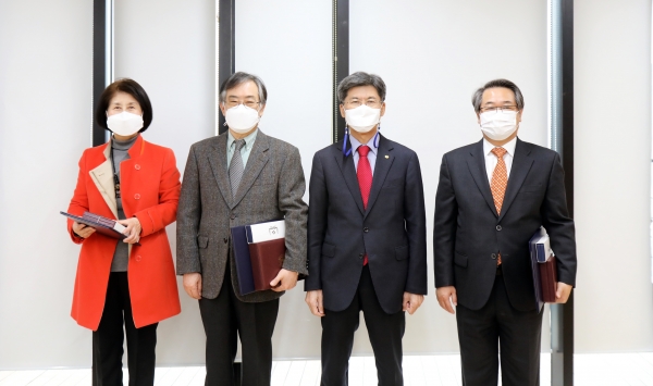 왼쪽부터 육근화, 이인철 교수, 이종서 총장, 경익수 교수가 기념사진을 촬영 중에 있다.(황정숙 교수는 개인일정으로 참석하지 못했다.)