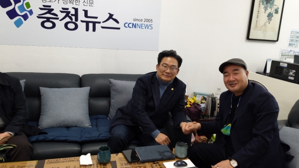 국민의힘 박찬주 충남도당위원장과 김거수 충청뉴스 대표가 25일 대담을 진행하고 있다.