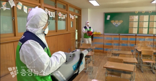 내포초에서 학교방역을 실시하는 모습