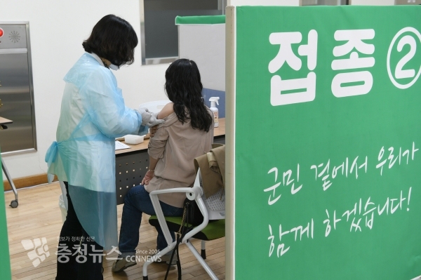 코로나 예방접종을 맞고 있는 모습