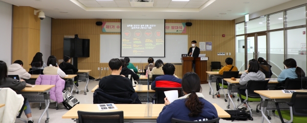 조양수 대외협력팀장이 수피아 1기 청소년 자원봉사 기자단을 대상으로 정보와 지식 메신저 수피아 기자단을 주제로 ‘설득커뮤니케이션과 PR, 그리고 효과적인 퍼블리시티’에 대해 강의하고 있다.