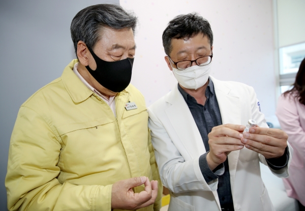 26일 태안군보건의료원 예방접종실에서 코로나19백신 예방접종 상황을 점검하고 있는 가세로 태안군수 모습.