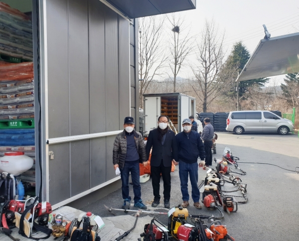 조합원에게 농기계 수리 지원  (가운데 : 임영호 조합장)