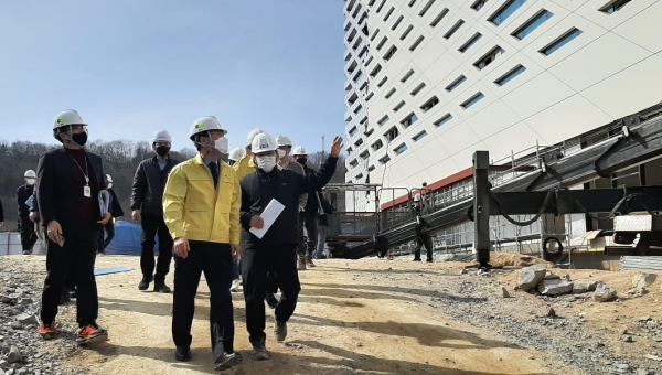 류임철 세종시 행정부시장이 해빙기 대비 취약시설에 대한 점검을 하고 있다.