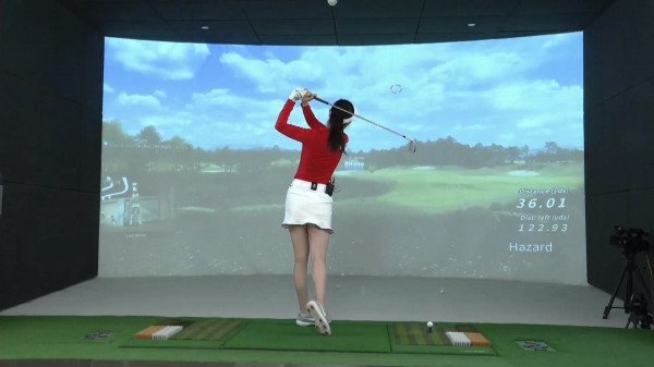 지난 27일 열린 'LG U+ X 한중 골프존 스킨스 챌린지’에 중국 대표 선수로 출전한 수이샹 선수가 아이언 샷을 하고 있다.