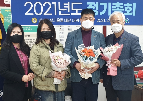 오른쪽에서 두 번째 김광남 회장