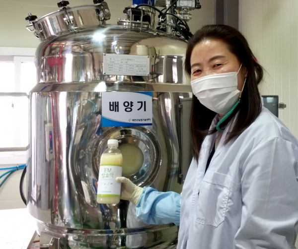 군 농업기술센터 친환경연구실에서 생산한 ‘친환경 생활 유용미생물(EM)’