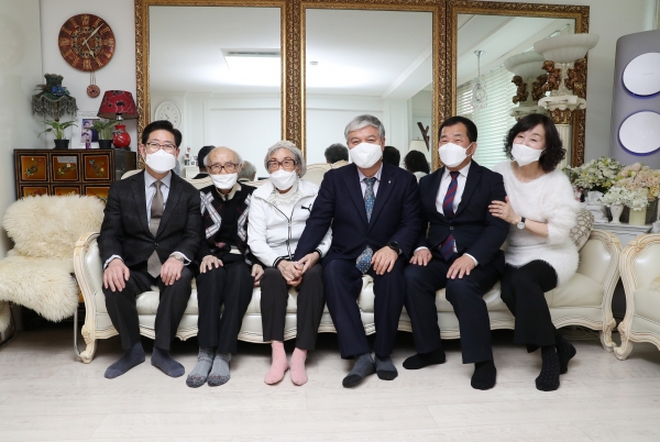 이일남 애국지사 위문 기념사진