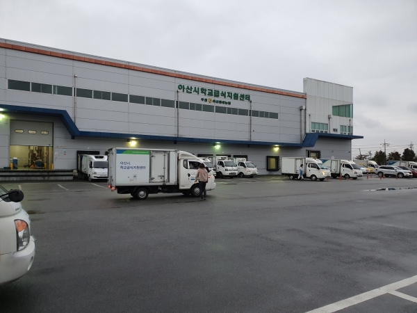 아산시학교급식지원센터 급식 준비 모습