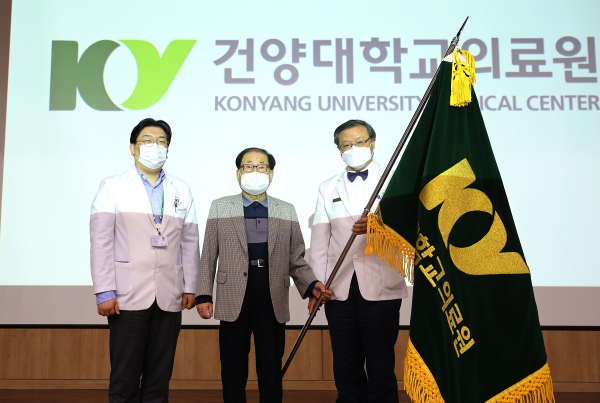 김희수 건양교육재단 설립자(가운데)와 최원준 건양대학교의료원장(오른쪽), 황원민 HI사업팀장(왼쪽)이 HI 선포 후 기념촬영을 하는 모습