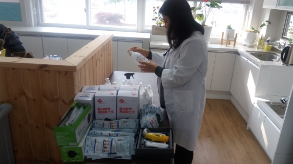 세종시 학교의 한 보건교사가 방역물품을 정리하고 있다.