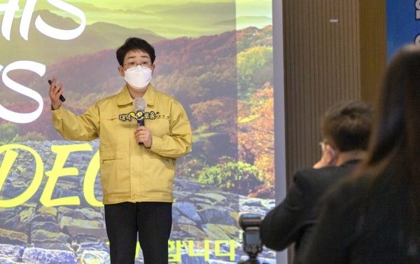 박정현 대덕구청장이 3일 구청 청년벙커에서 코로나19 경기침체 극복과 지속가능한 선순환경제 구축을 위해, 6대 분야 24개 추진과제 119개 세부사업으로 구성된‘대덕형 경제모델’을 전격 발표했다.