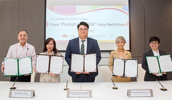 한국산 둔갑 짝퉁농산물 근절을 위한 업무협약 체결사진* 좌측부터 시티프레쉬 CEO Sithisak, 푸드갤러리 CEO Jaruwan, aT 방콕지사 이주용 지사장, 나바탄 월드푸르츠 CEO Veerinphorn, 바차몬 푸드 CEO Wipavee