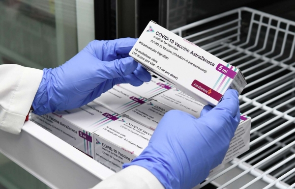 신종 코로나바이러스 감염증(코로나19) 백신인 아스트라제네카(AZ) 백신을 들어 보이고 있다.