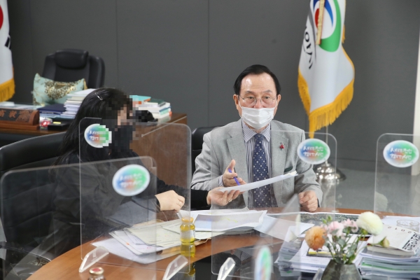 박상돈 천안시장이 지난 4일 오후 집무실에서 ‘열린시장실’을 열고 시민들을 만나 민원을 직접 듣고 허심탄회한 대화를 나누고 있다.