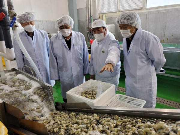 aT 박석배 상임감사 수산물 수출업체 현장방문 사진  * aT 박석배 상임감사(좌측에서 두번째)