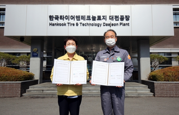 5일 한국타이어 대전공장에서 대덕구와 '채식하는 날' 캠페인 협약을 체결하고 기념사진 (좌로부터) 첫번째 박정현 대덕구청장, 두번째 윤정록 한국타이어 대전공장장