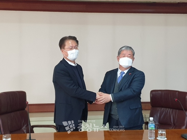 최상권 후보(좌)와 정태희 후보(우)가 5일 차기 대전상공회의소 회장 후보 단일화에 합의한 뒤 악수를 나누고 있다.