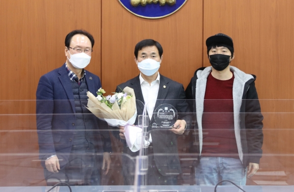 5일 서산시의회 안원기 의원(사진 가운데)이 예천2지구 중흥S-클래스 신축 공사기간 동안 아파트 품질 관리는 물론 정주여건 개선에 기여한 공로를 인정해 입주예정자협의회로부터 감사패를 받았다.