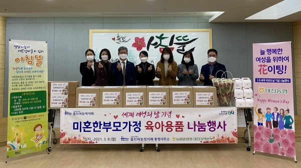 세계여성의 날 기념 나눔행사 진행 (왼쪽에서 3번째-윤상운 본부장 / 4번째-정영선 원장)