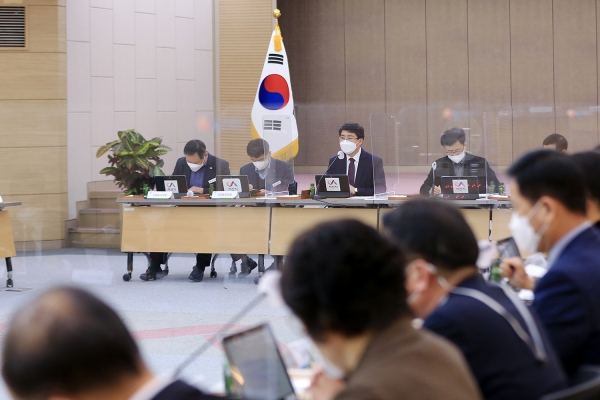 8일 시청 대회의실에서 맹정호 서산시장이 확대간부회의를 주재하는 장면