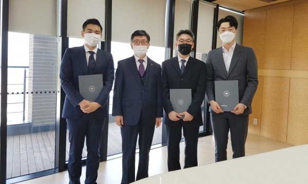 왼쪽부터 공규열 교수, 윤여표 총장, 홍용근 교수, 김영식 교수가 임명장 수여 후 단체사진을 촬영 중에 있다.