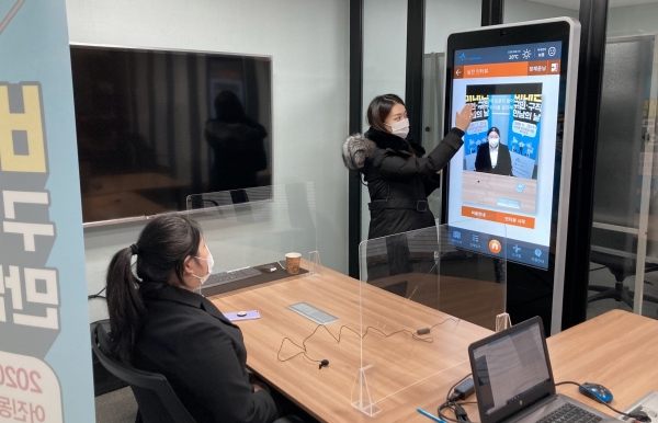 키오스크를 통해 면접 동영상을 녹화하는 구직자 모습.