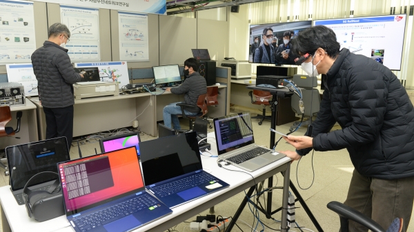 ETRI 연구진이 개발한 기가급 이동 백홀 기술 성능을 점검하고 있는 모습
