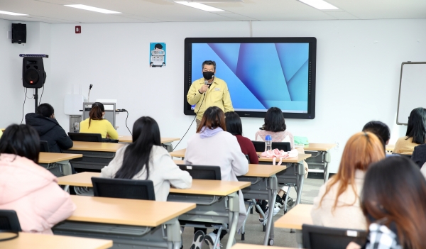지난 9일 군 교육문화센터에서 열린 ‘결혼이민자 한국어 교육 사전설명회’ 모습.
