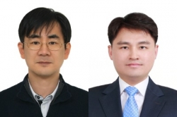 (좌) 한국기술교육대학교 김상연 교수   (컴퓨터공학부),(우) 한국기술교육대학교 배진우 교수   (에너지신소재화학공학부)